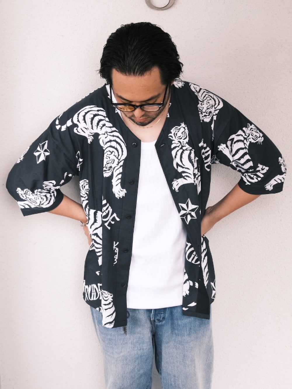 ホワイト系のシャツ/ブラウス、その他のタンクトップ、ブルー系のデニムパンツを着用したメンズの夏コーディネートの2枚目の写真