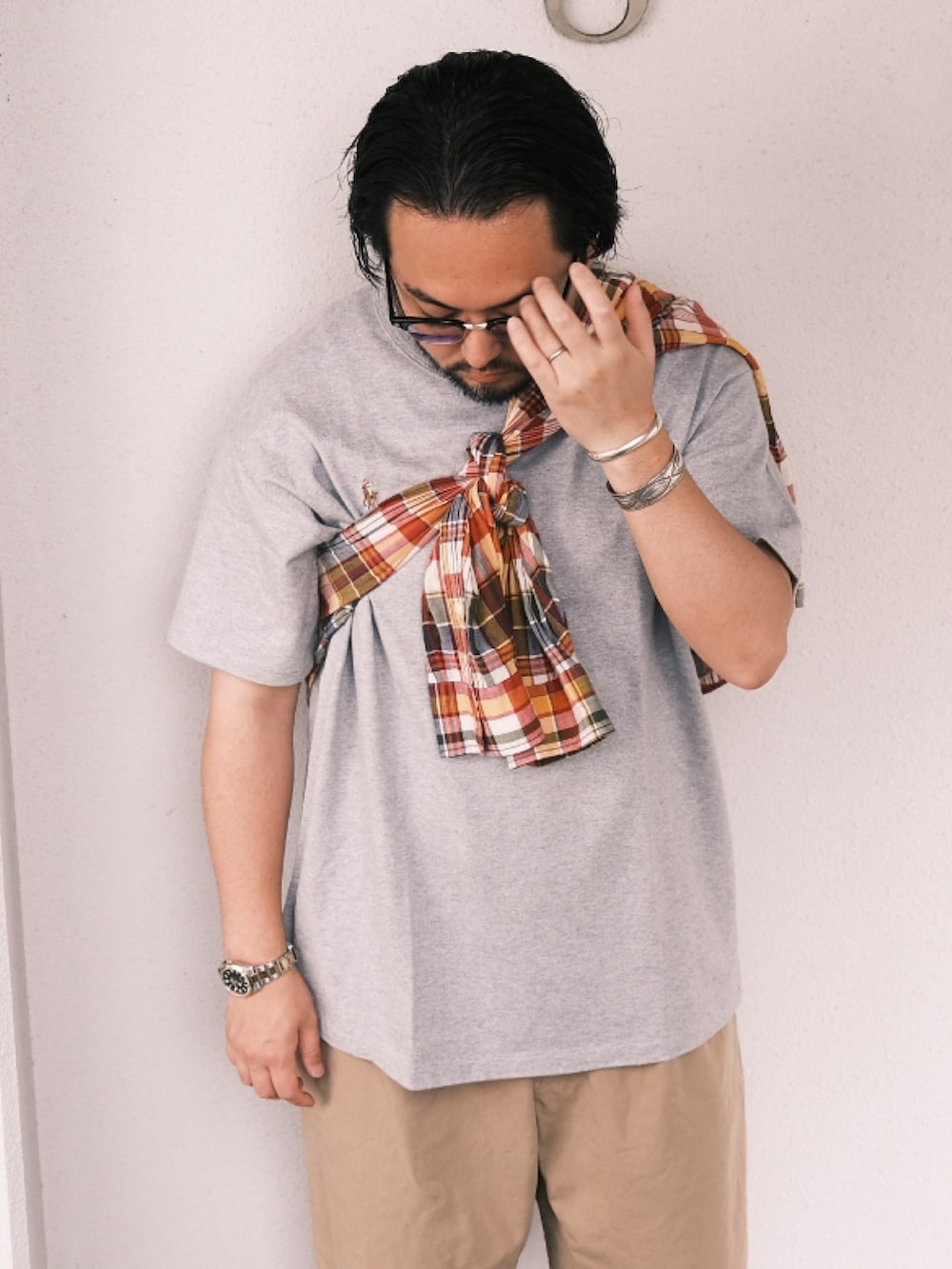 イエロー系のシャツ/ブラウス、グレー系のTシャツ/カットソー、ブラック系のブーツを着用したメンズの夏コーディネートの2枚目の写真