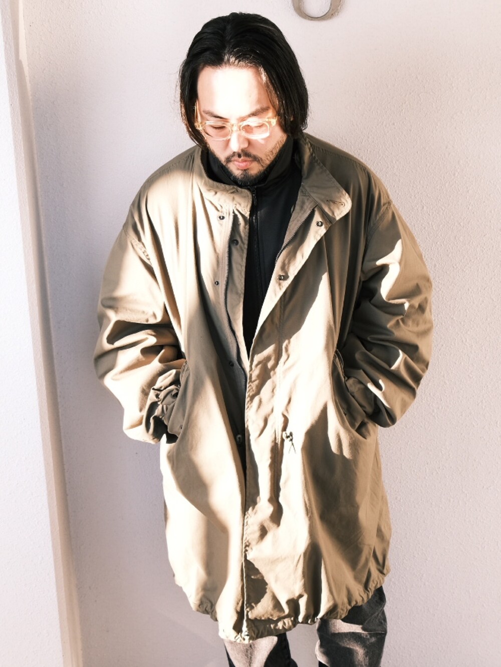 「子供が起きる前に早起きして自撮りおじさん、モッズコート、ジャージ、デニム、ブーツ、ミリタリー、BEAMS、メガネ男子、大人カジュアル、オトナカジュアル」｜「Buzz Rickson'sのアイテム（ジャケット/アウター、グリーン系）」を使った、TAKASHI ITOさん（メンズ・169cm）の冬コーディネートの2枚目の写真