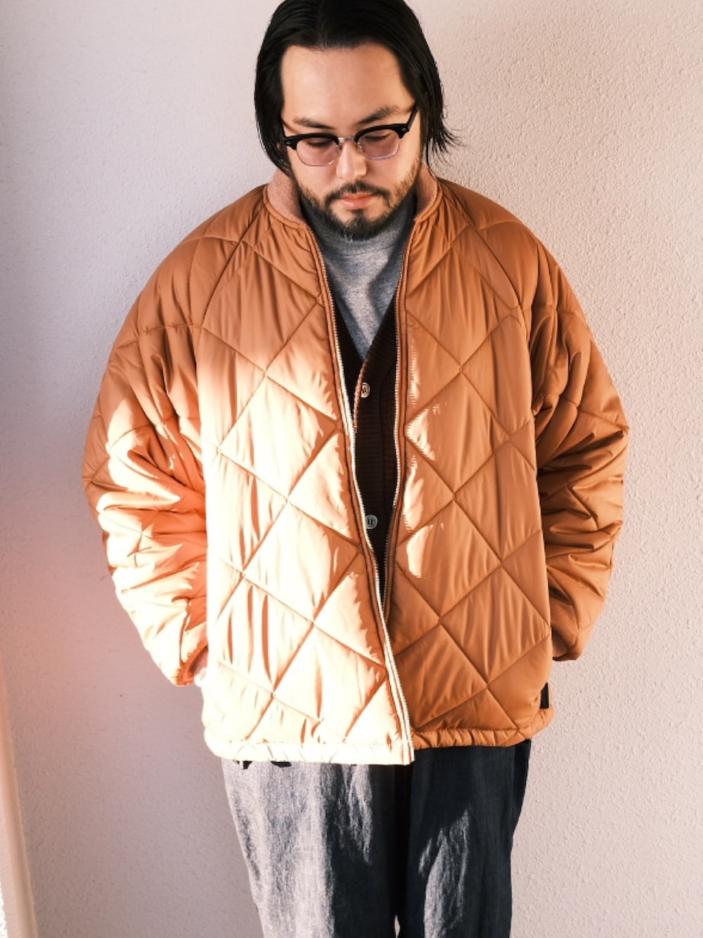 「子供が起きる前に早起きして自撮りおじさん、キルティングジャケット、冬コーデ、レザーサンダル、カーディガン、オールインワン、大人カジュアル、オトナカジュアル、BEAMS、メガネ男子、ゆるコーデ」｜「白山眼鏡のアイテム（メガネ、ブラック系）」を使った、TAKASHI ITOさん（メンズ・169cm）の冬コーディネートの2枚目の写真