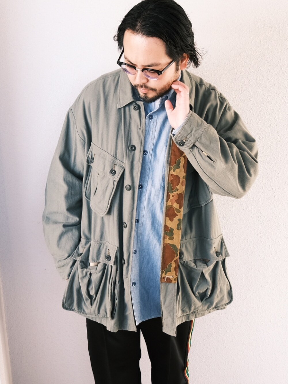 「子供が起きる前に早起きして自撮りおじさん、秋服コーデ、ミリタリージャケット、ミリタリー、シャンブレーシャツ、トラックパンツ、レザーサンダル、オトナカジュアル、大人カジュアル、メガネ男子、BEAMS」｜「BEAMS JAPANのアイテム（シャツ/ブラウス、ブルー系）」を使った、TAKASHI ITOさん（メンズ・169cm）の秋コーディネートの2枚目の写真
