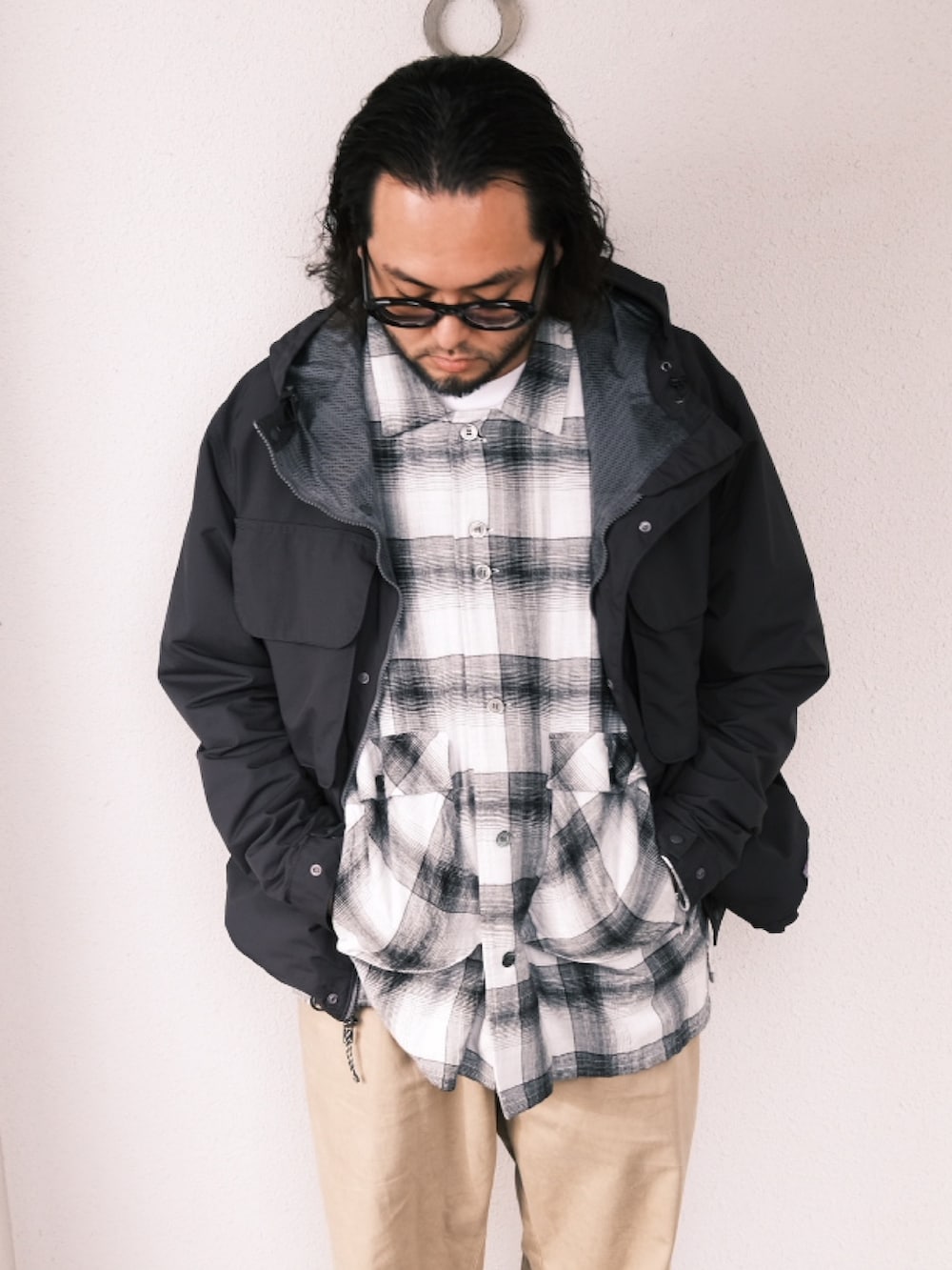 「子供が起きる前に早起きして自撮りおじさん、春のNewスタイル、ローファー、ストリート、シャツスタイル、マウンテンパーカ、チノパン、BEAMS、メガネ男子、オトナカジュアル、大人カジュアル」｜「白山眼鏡のアイテム（メガネ、ブラック系）」を使った、TAKASHI ITOさん（メンズ・169cm）の春コーディネートの2枚目の写真