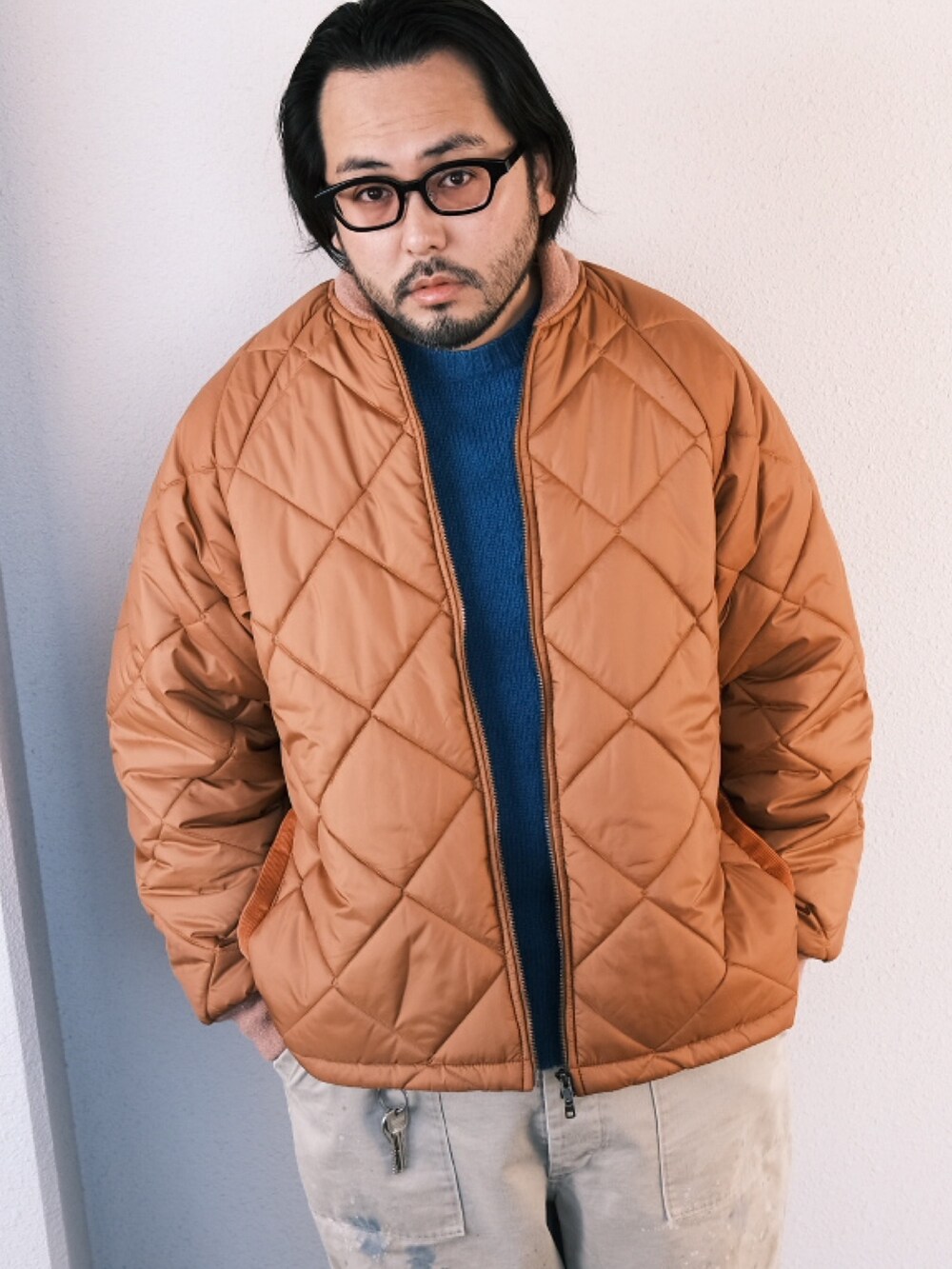 「子供が起きる前に早起きして自撮りおじさん、ニット、冬コーデ、ビッグシルエット、キルティングジャケット、レザーサンダル、メガネ男子、BEAMS、大人カジュアル、オトナカジュアル」｜「白山眼鏡のアイテム（メガネ、ブラック系）」を使った、TAKASHI ITOさん（メンズ・169cm）の冬コーディネートの2枚目の写真