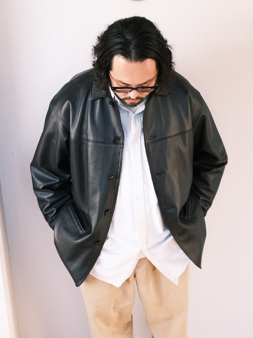 「子供が起きる前に早起きして自撮りおじさん、レザー、ストリート、冬コーデ、ストライプシャツ、シャツスタイル、チノパン、スニーカー、カラーレンズ、BEAMS、メガネ男子、大人カジュアル、オトナカジュアル」｜「白山眼鏡のアイテム（メガネ、ブラック系）」を使った、TAKASHI ITOさん（メンズ・169cm）の冬コーディネートの2枚目の写真