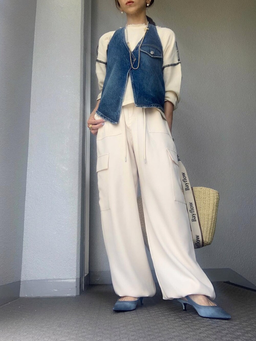 ホワイト系のカーゴパンツ、ベージュ系のトートバッグを着用したレディースの春コーディネートの2枚目の写真