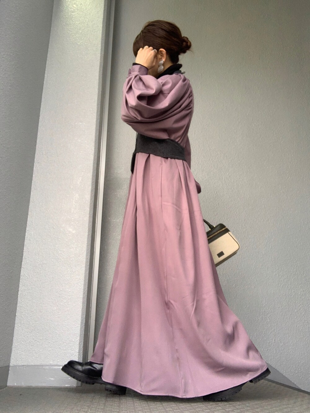 ブラウン系のワンピース、グレー系のその他トップス、グリーン系のバッグを着用したレディースの冬コーディネートの2枚目の写真