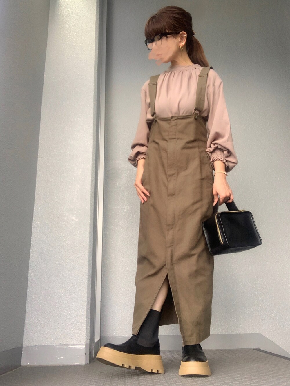 ブラウン系のシャツ/ブラウスを着用したレディースの秋コーディネートの4枚目の写真