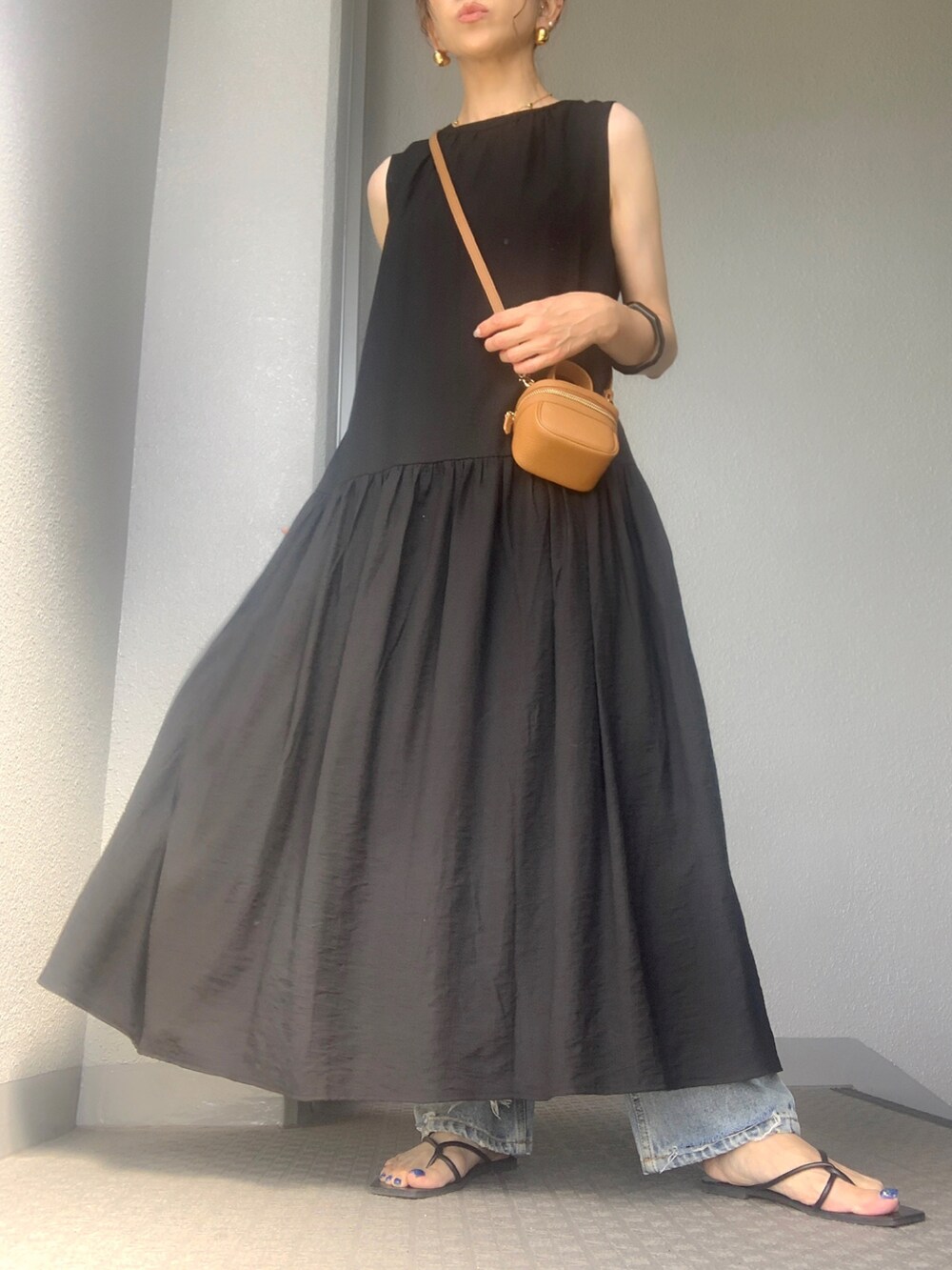 ブラック系のワンピースを着用したレディースの夏コーディネートの3枚目の写真
