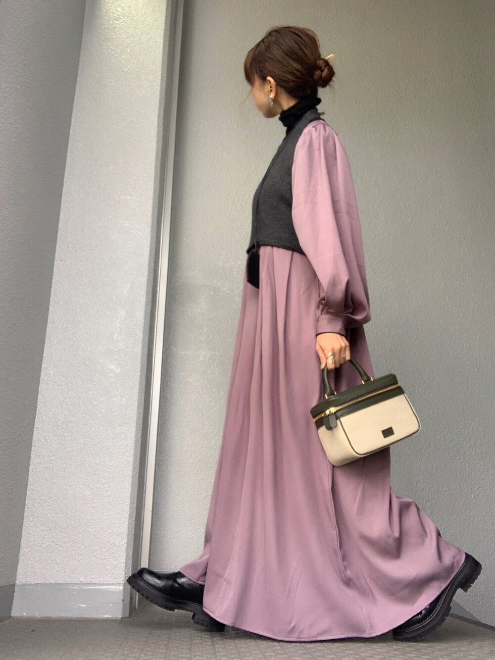 ブラウン系のワンピース、グレー系のその他トップス、グリーン系のバッグを着用したレディースの冬コーディネートの3枚目の写真