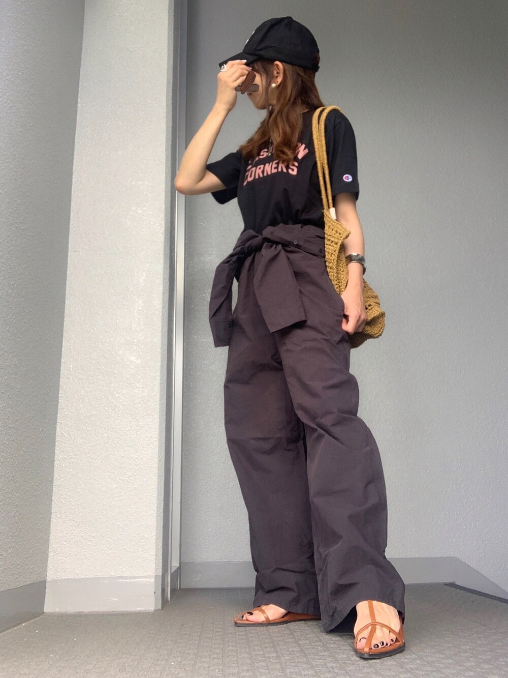 ブラック系のTシャツ/カットソーを着用したレディースの春コーディネートの2枚目の写真