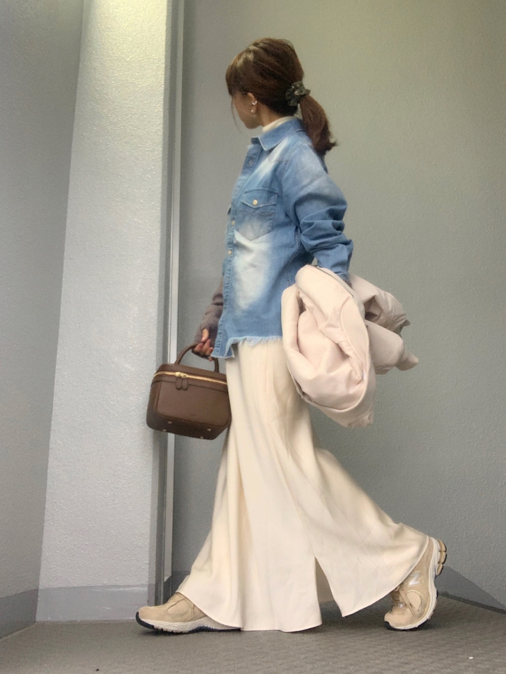 ホワイト系のワンピースを着用したレディースの冬コーディネートの3枚目の写真