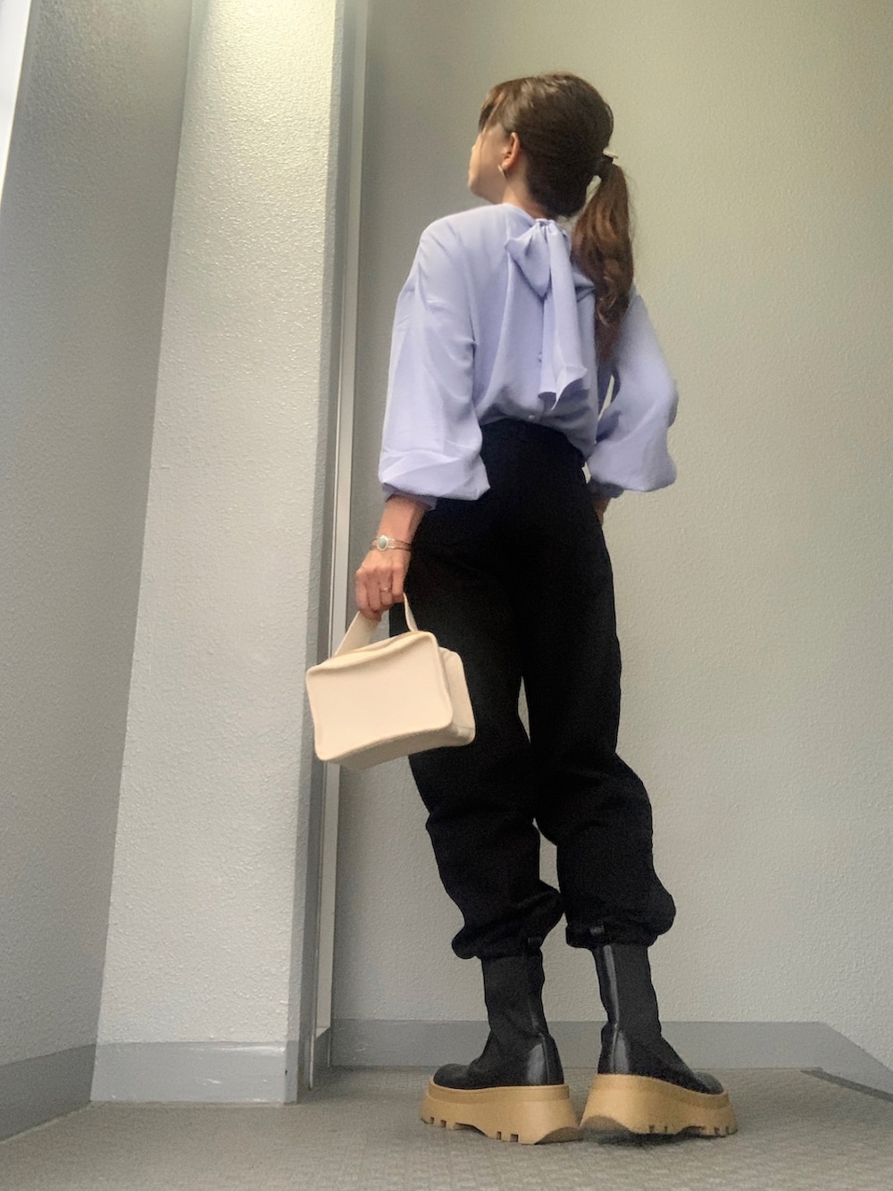 ブルー系のシャツ/ブラウスを着用したレディースの夏コーディネートの3枚目の写真