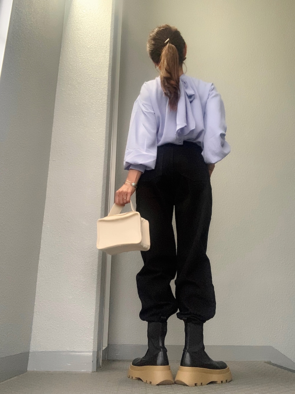 ブルー系のシャツ/ブラウスを着用したレディースの夏コーディネートの2枚目の写真