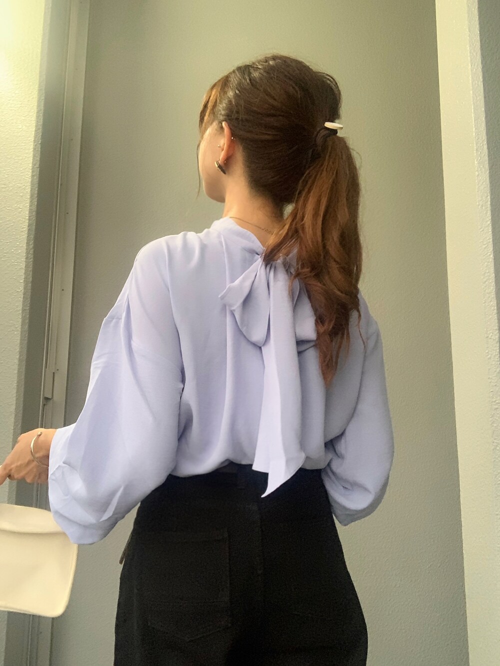 ブルー系のシャツ/ブラウスを着用したレディースの夏コーディネートの5枚目の写真