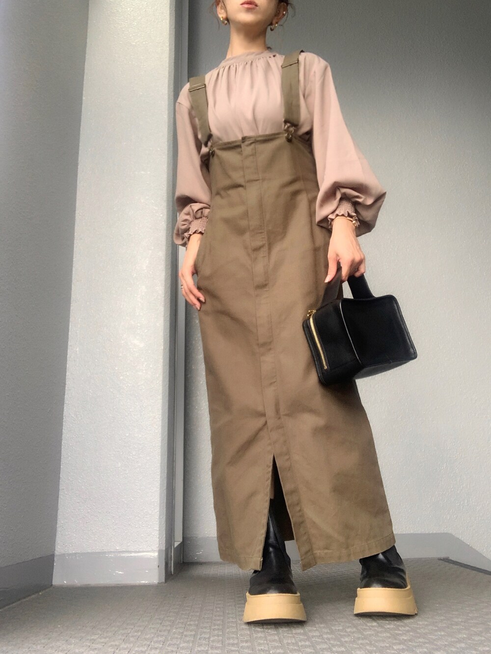 ブラウン系のシャツ/ブラウスを着用したレディースの秋コーディネートの3枚目の写真