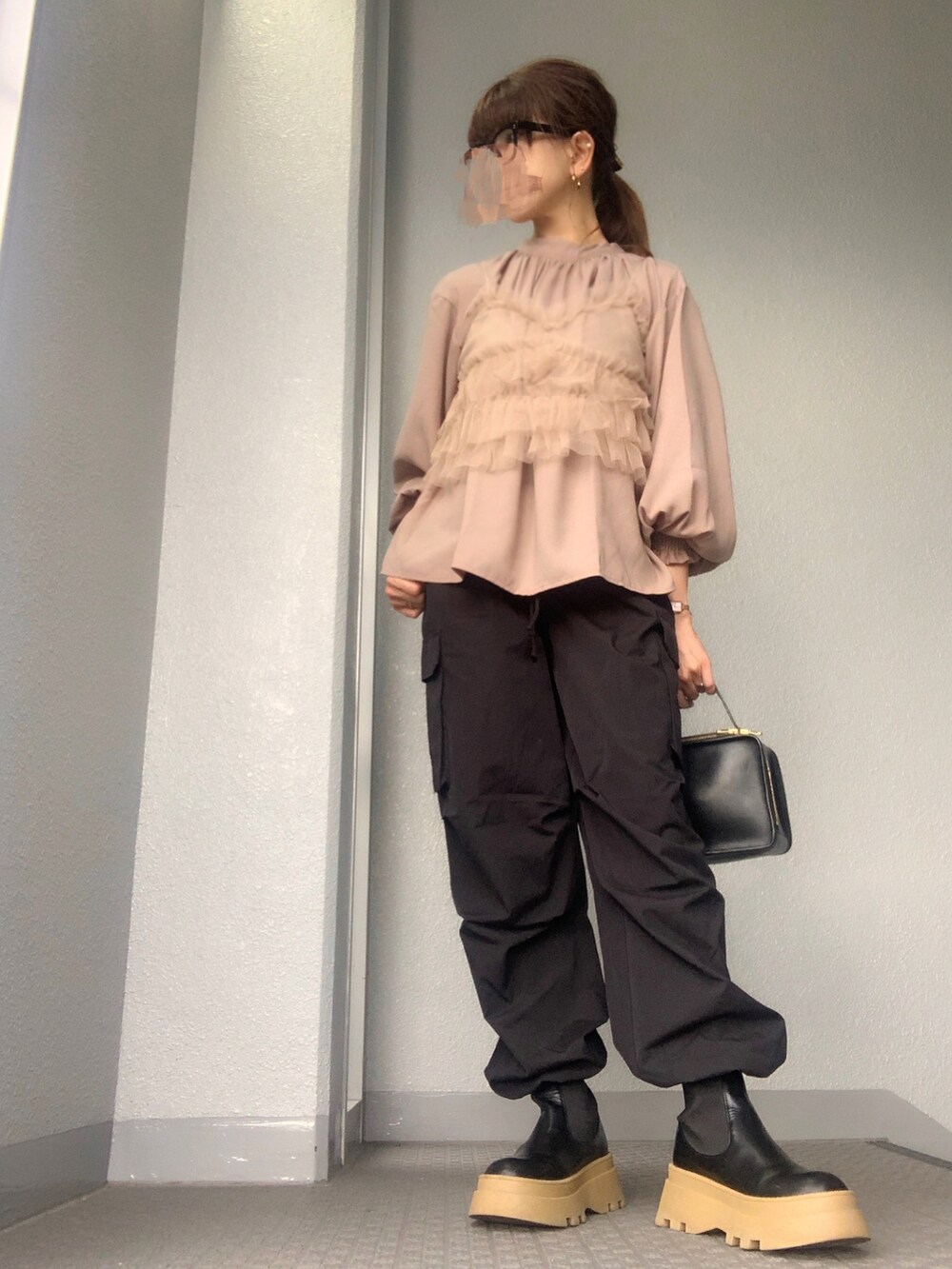 ブラウン系のシャツ/ブラウスを着用したレディースの秋コーディネートの2枚目の写真