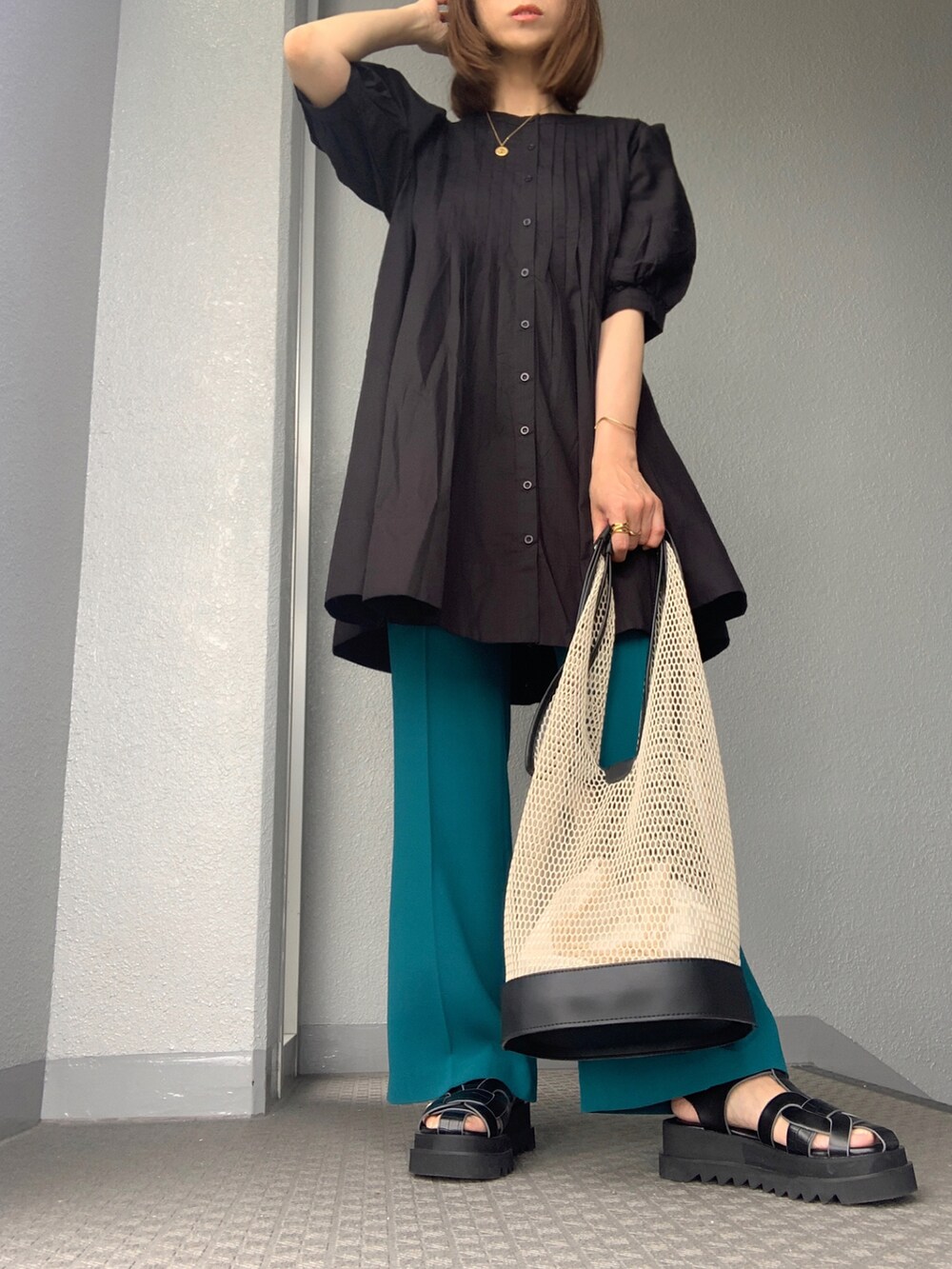 「rectangle_official、rectangle_code、レクタングル、大人カジュアル、パンツスタイル、シャツワンピ、ピンタック、カラーパンツ、夏コーデ、ラクチンコーデ、きれいめカジュアル、ママファッション」｜「rectangleのキャンブリックピンタックワンピース（シャツワンピース、ブラック系）」を使った、cheryさん（レディース・156cm）の夏コーディネートの2枚目の写真