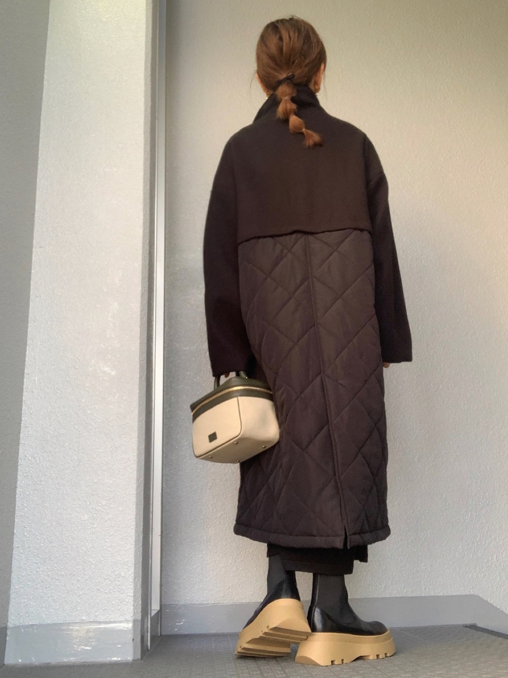 ブラック系のその他アウター、グリーン系のバッグ、ゴールド系のネックレスを着用したレディースの秋コーディネートの3枚目の写真