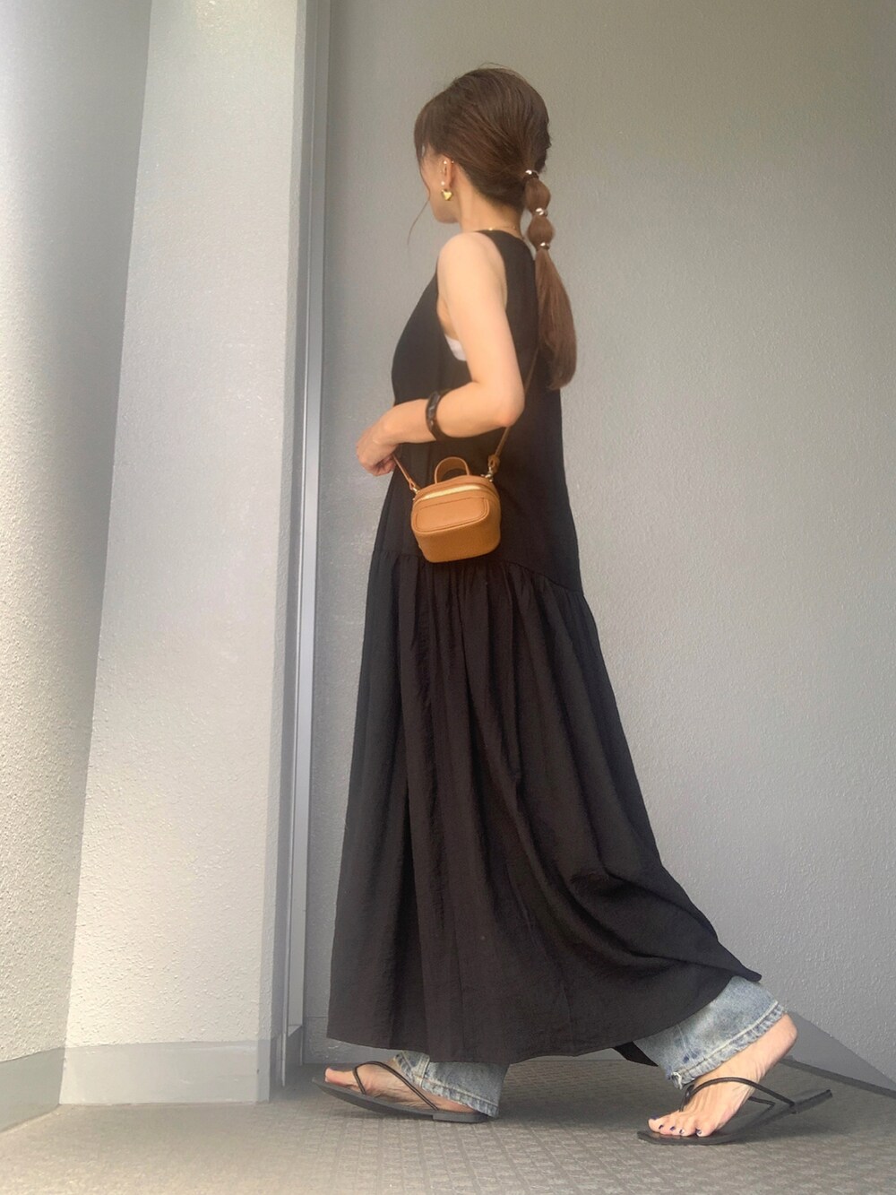 ブラック系のワンピースを着用したレディースの夏コーディネートの4枚目の写真