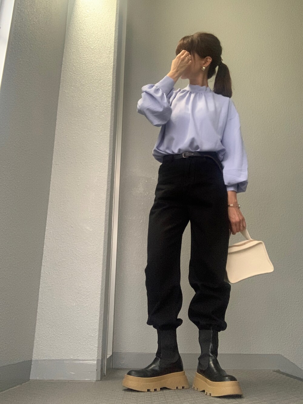 ブルー系のシャツ/ブラウスを着用したレディースの夏コーディネートの4枚目の写真