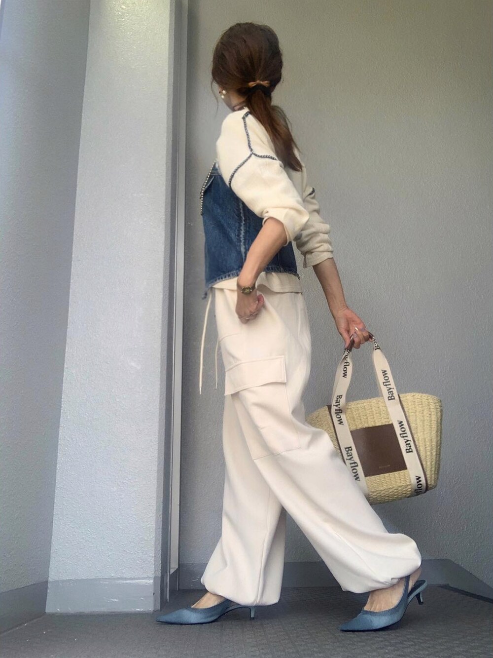 ホワイト系のカーゴパンツ、ベージュ系のトートバッグを着用したレディースの春コーディネートの3枚目の写真