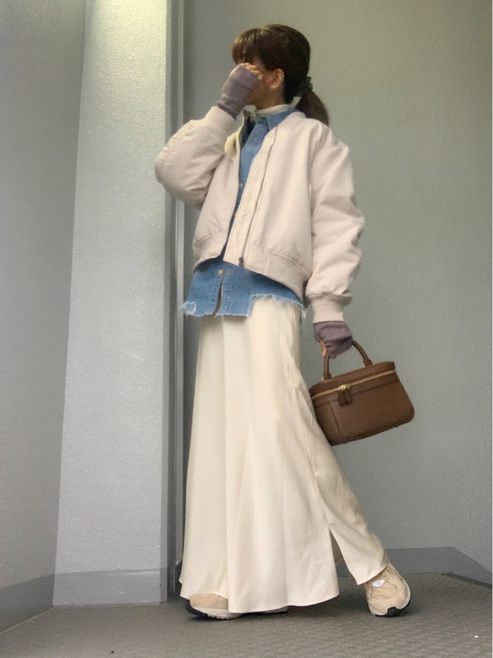 ホワイト系のワンピースを着用したレディースの冬コーディネートの2枚目の写真