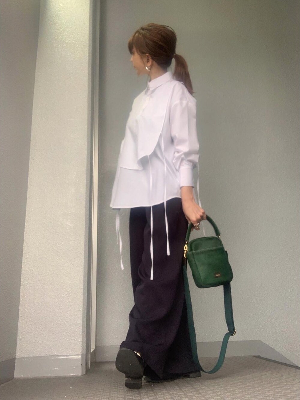 ホワイト系のシャツ/ブラウス、ブルー系のその他パンツ、グリーン系のバッグを着用したレディースの春コーディネートの2枚目の写真