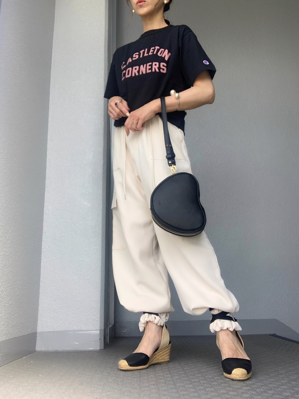 ブラック系のTシャツ/カットソーを着用したレディースの春コーディネートの4枚目の写真