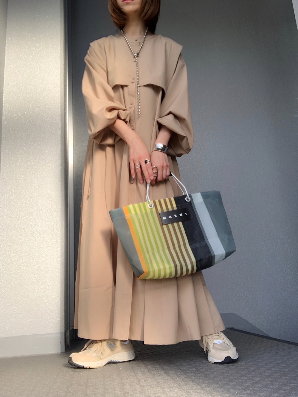 ベージュ系のシャツワンピース、その他のトートバッグ、ベージュ系のスニーカーを着用したレディースの春コーディネートの2枚目の写真