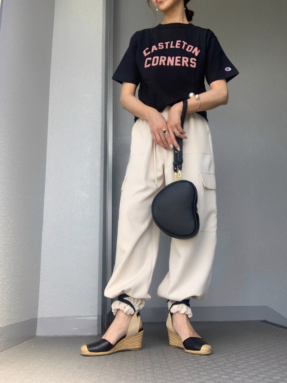 ブラック系のTシャツ/カットソーを着用したレディースの春コーディネートの3枚目の写真