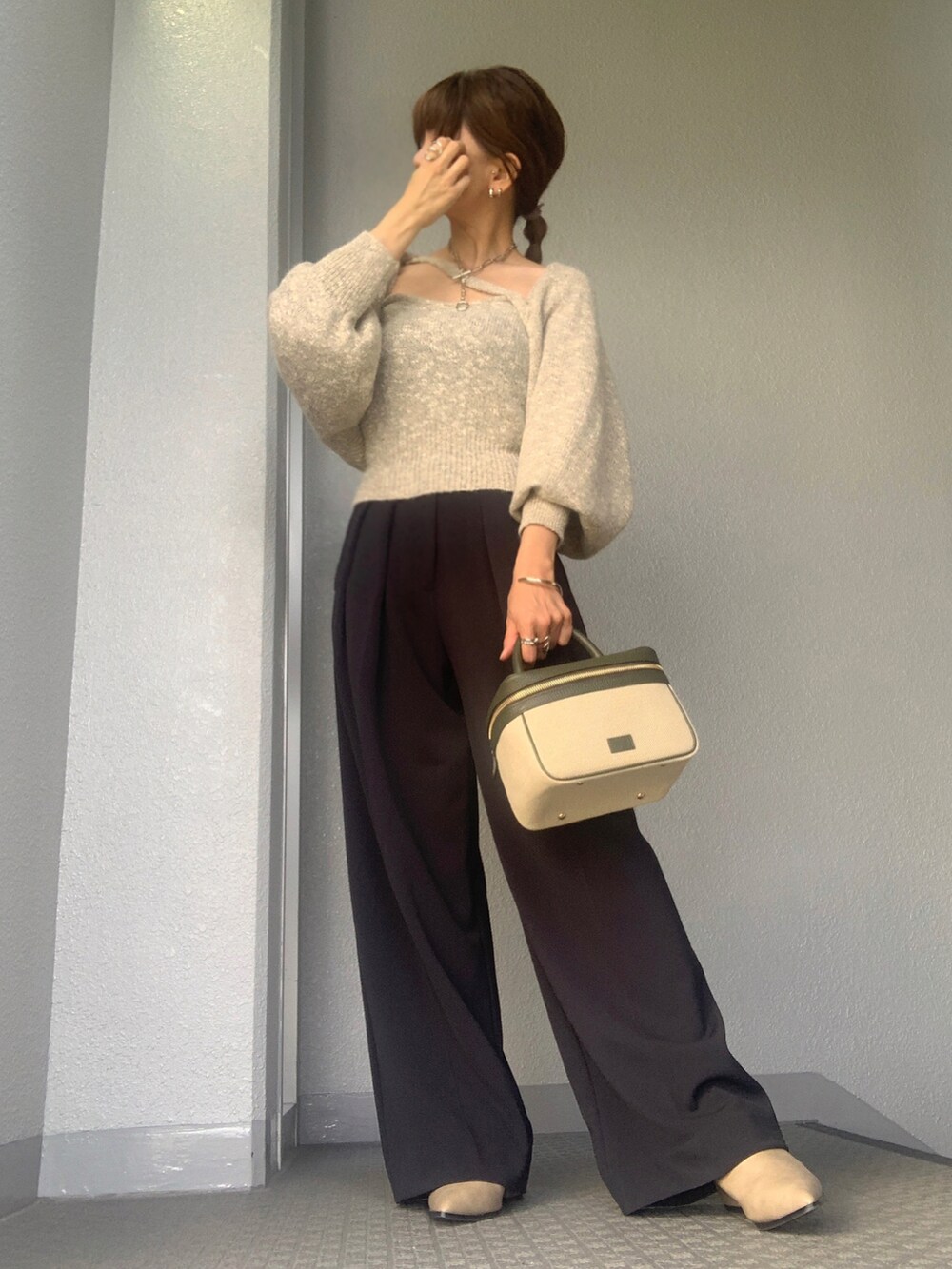 ブラック系のその他パンツ、グレー系のニット/セーター、グリーン系のバッグを着用したレディースの秋コーディネートの4枚目の写真