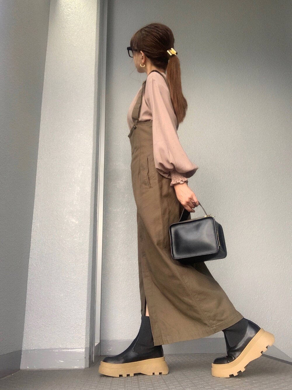 ブラウン系のシャツ/ブラウスを着用したレディースの秋コーディネートの5枚目の写真