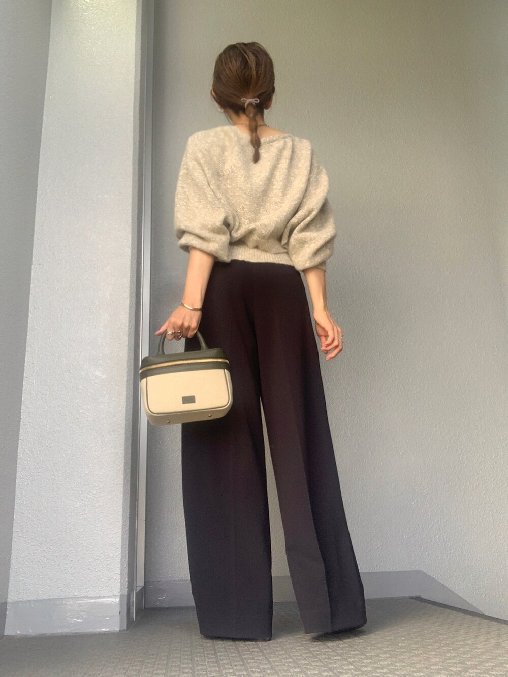 ブラック系のその他パンツ、グレー系のニット/セーター、グリーン系のバッグを着用したレディースの秋コーディネートの5枚目の写真