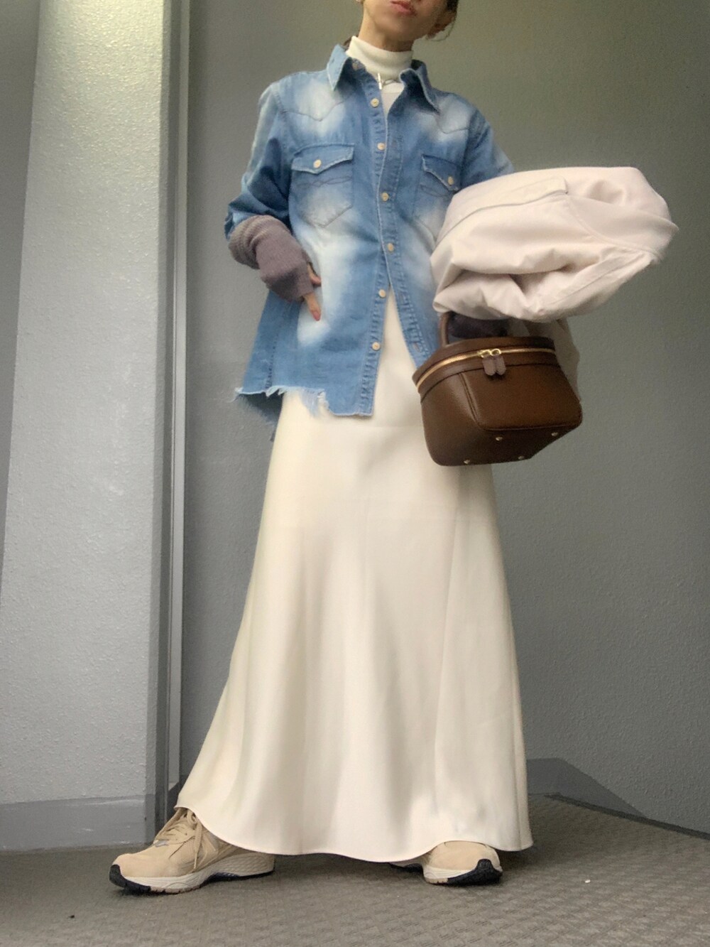ホワイト系のワンピースを着用したレディースの冬コーディネートの4枚目の写真