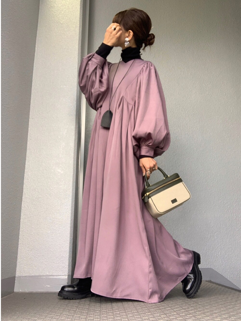 ブラウン系のワンピース、グレー系のその他トップス、グリーン系のバッグを着用したレディースの冬コーディネートの5枚目の写真