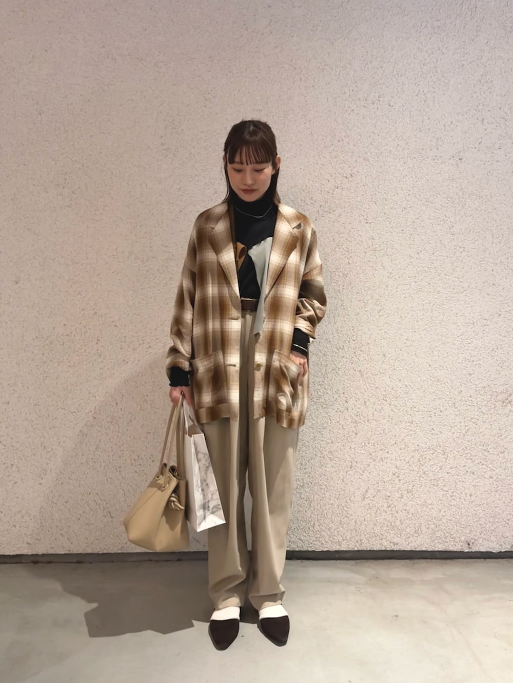 「似合うラボに行こう、お出かけコーデ、大人カジュアル、大人女子、オトナカワイイ、はるコーデ、ジャケット、古着MIX、大人かわいい」｜「kotohayokozawaのkotohayokozawa　Long sleeve top h/n  type（その他トップス、ブラック系）」を使った、Chihiroさん（レディース・158cm）の冬コーディネートの2枚目の写真
