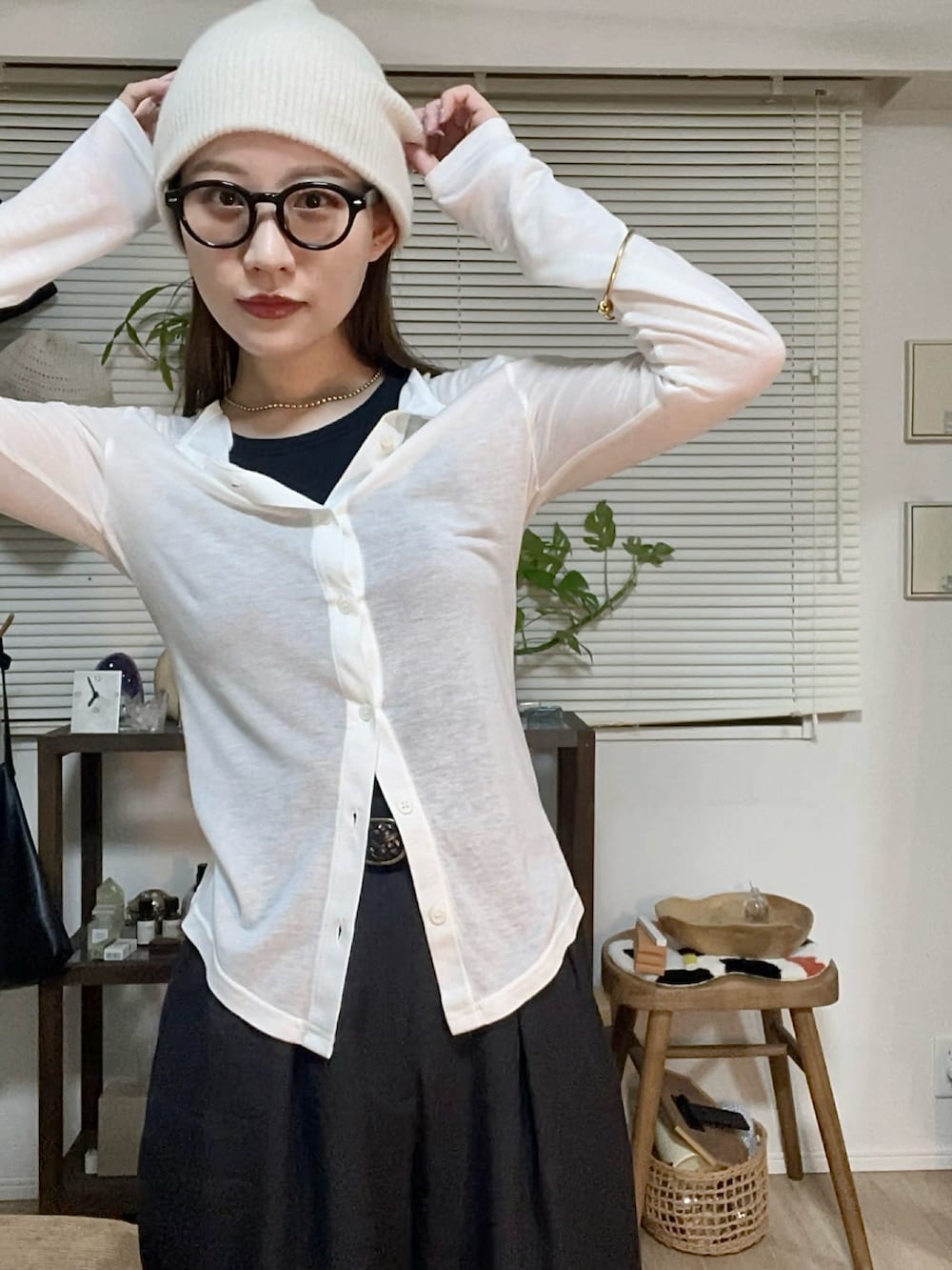 ホワイト系のTシャツ/カットソー、ブラック系のタンクトップ、ブラック系のスラックスを着用したレディースの秋コーディネートの2枚目の写真