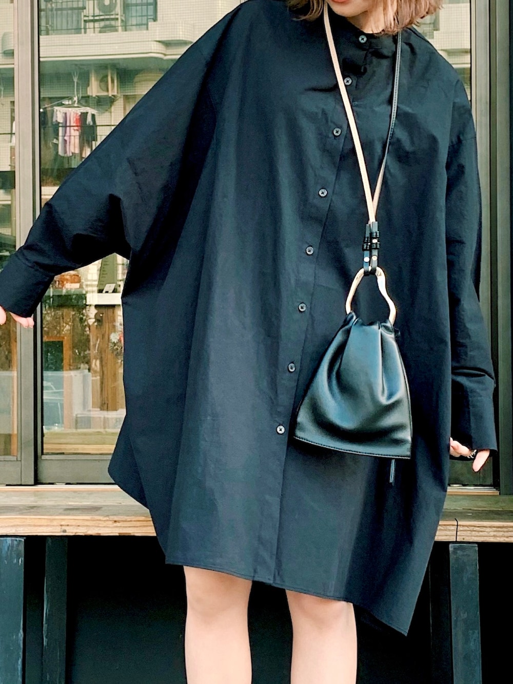 ブラック系のシャツ/ブラウス、ブラック系のショルダーバッグ、ブラック系のブーツを着用したレディースの春コーディネートの4枚目の写真