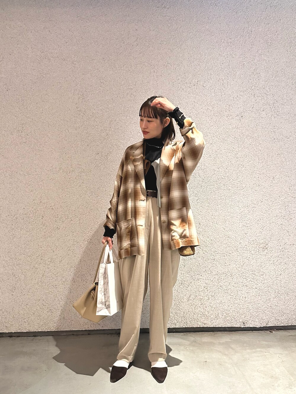 「似合うラボに行こう、お出かけコーデ、大人カジュアル、大人女子、オトナカワイイ、はるコーデ、ジャケット、古着MIX、大人かわいい」｜「kotohayokozawaのkotohayokozawa　Long sleeve top h/n  type（その他トップス、ブラック系）」を使った、Chihiroさん（レディース・158cm）の冬コーディネートの3枚目の写真