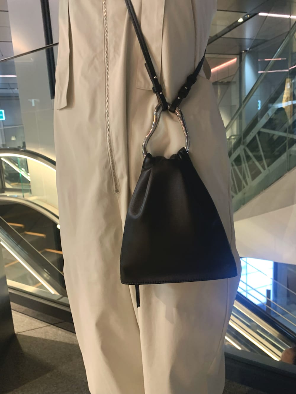 ホワイト系のTシャツ/カットソー、ホワイト系のサロペット/オーバーオール、ブラック系のショルダーバッグを着用したレディースの夏コーディネートの4枚目の写真