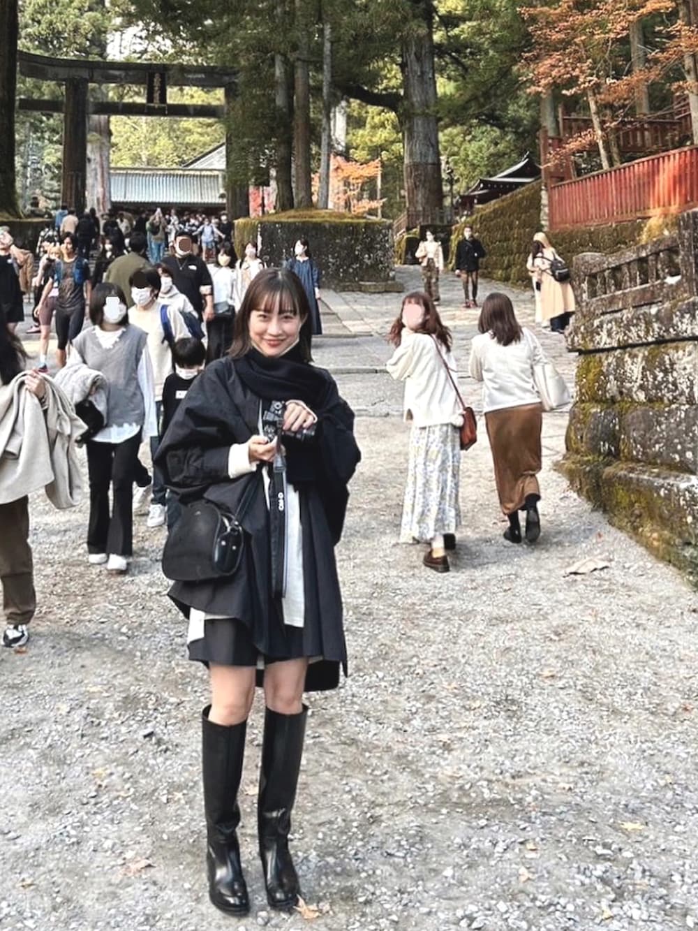 ブラック系のシャツ/ブラウス、ホワイト系のTシャツ/カットソー、ブラック系のショルダーバッグを着用したレディースの秋コーディネートの2枚目の写真