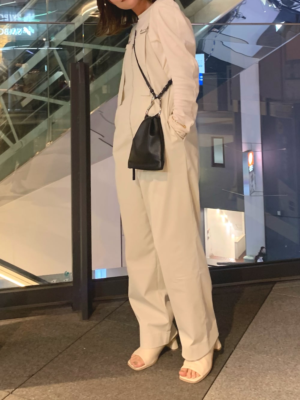 ホワイト系のTシャツ/カットソー、ホワイト系のサロペット/オーバーオール、ブラック系のショルダーバッグを着用したレディースの夏コーディネートの2枚目の写真