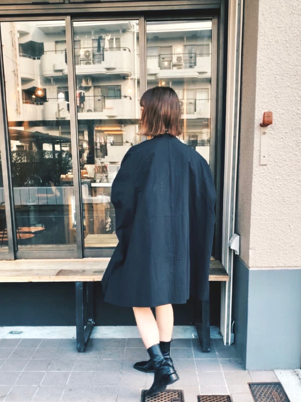 ブラック系のシャツ/ブラウス、ブラック系のショルダーバッグ、ブラック系のブーツを着用したレディースの春コーディネートの3枚目の写真