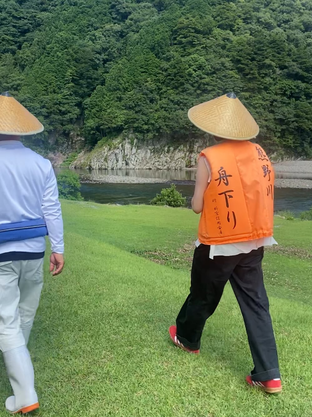 「夏ファッション、baserange、オトナカワイイ、休日スタイル、おでかけコーデ、今日のコーデ、パンツスタイル、スニーカーコーデ、gazelle、赤、ナチュラル、メンズライク、休日コーデ、アウトドアスタイル、おしゃれさんと繋がりたい」｜「BASERANGEの布３枚を気分で変えれます（キャミソール、ホワイト系）」を使った、優さん（レディース・160cm）の夏コーディネートの4枚目の写真
