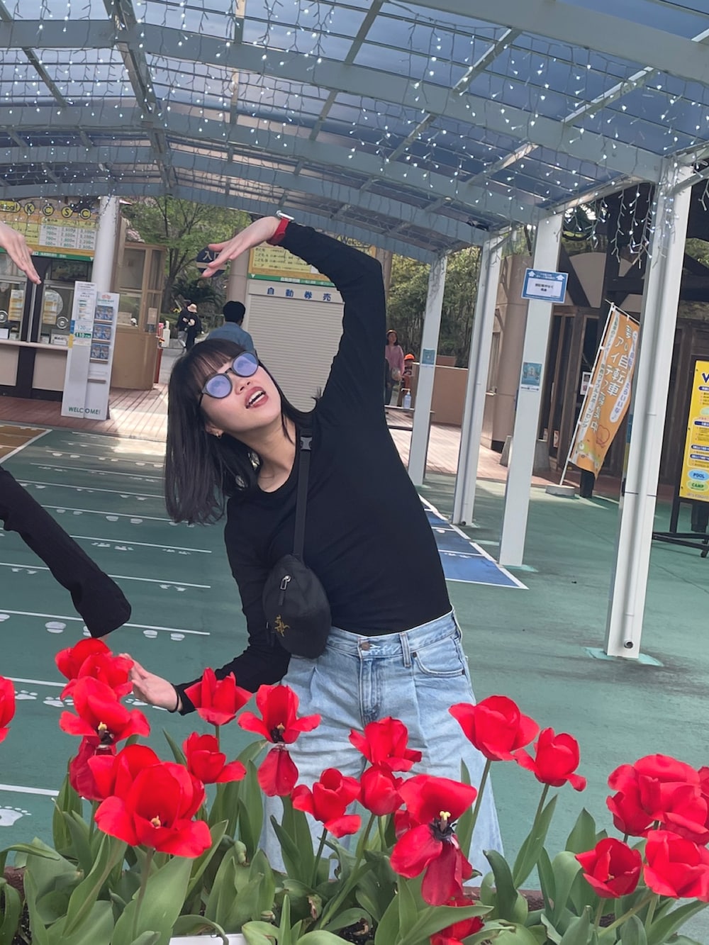 ブルー系のデニムパンツ、ブラック系のTシャツ/カットソーを着用したレディースの春コーディネートの3枚目の写真