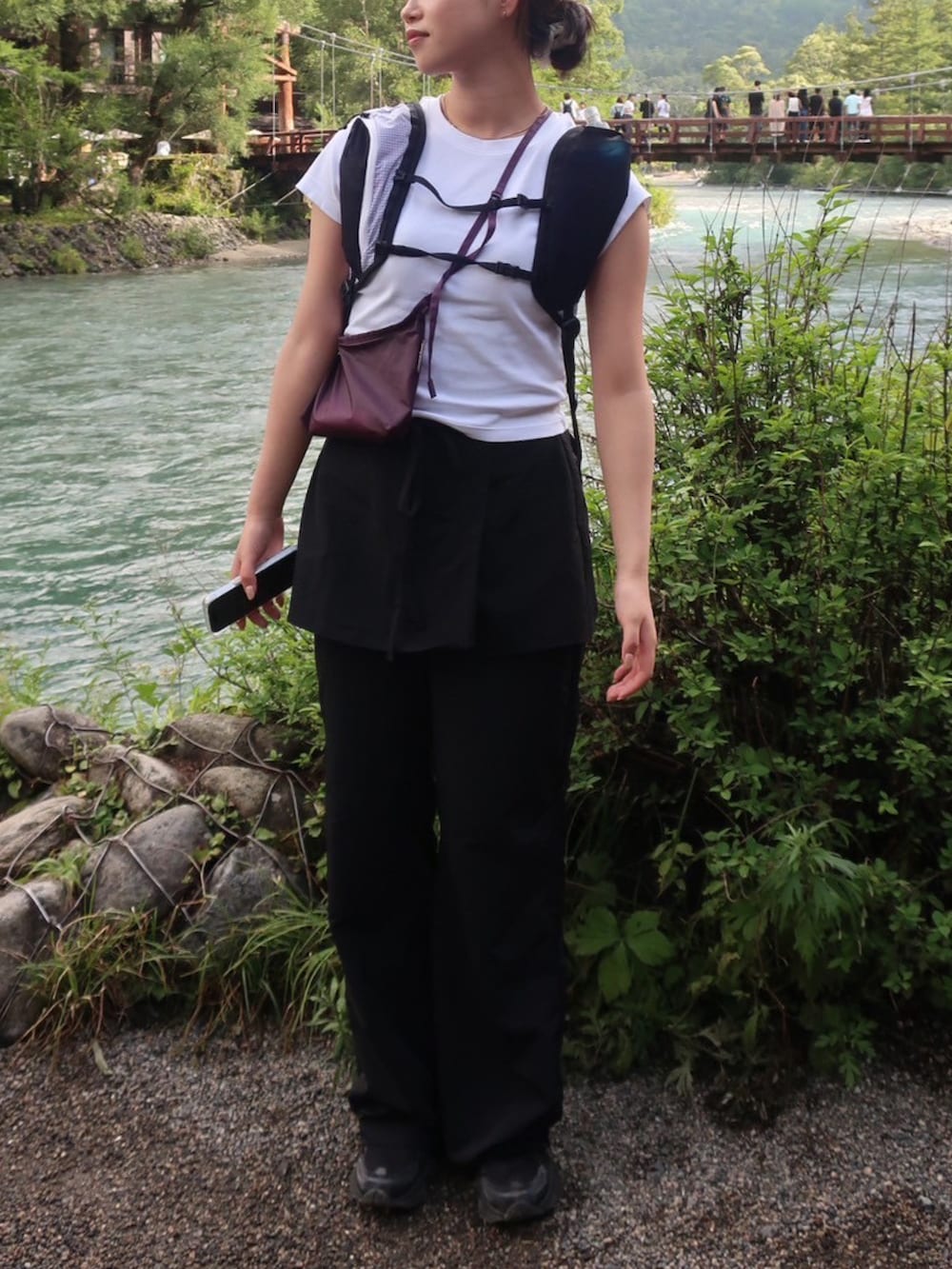 ブラック系のスニーカー、ホワイト系のバックパック/リュック、パープル系のバッグを着用したレディースの夏コーディネートの2枚目の写真