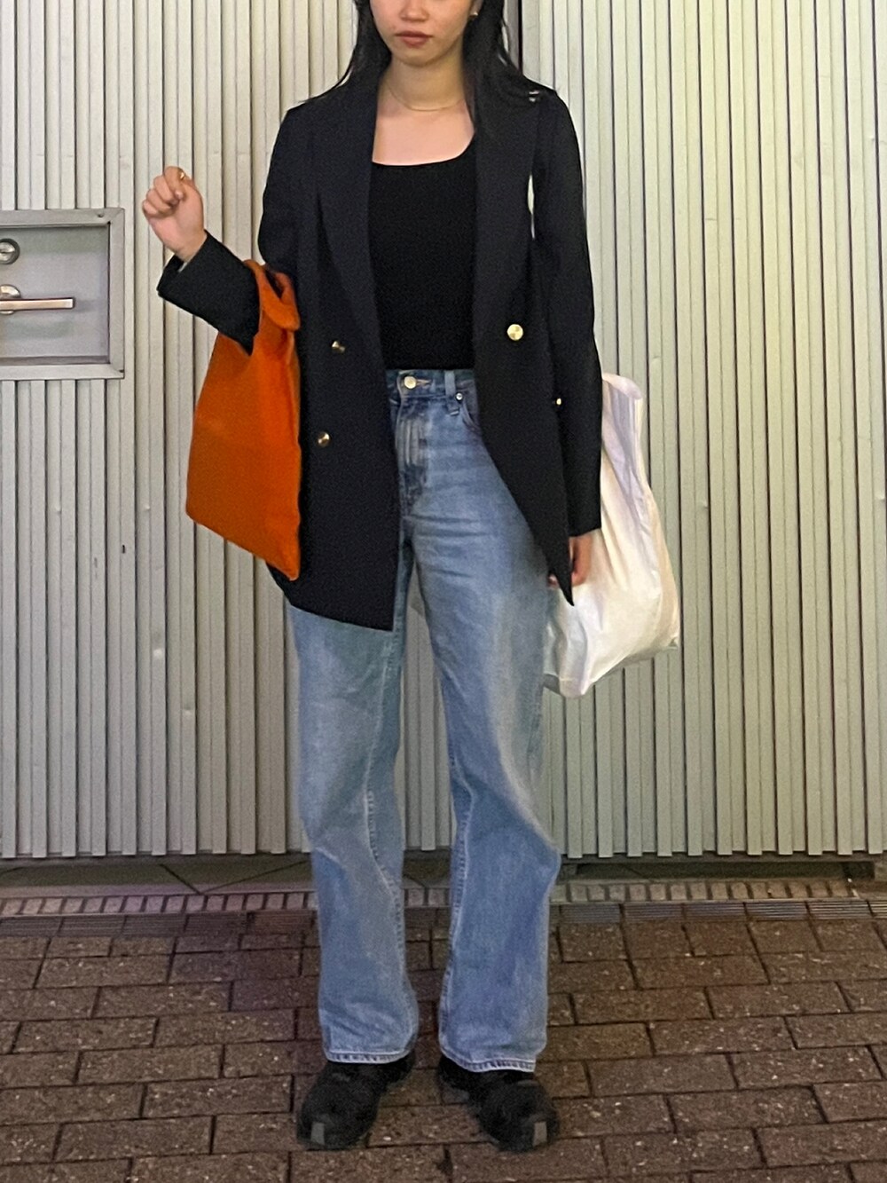 ブラック系のジャケット/アウター、ブラック系のスニーカーを着用したレディースの秋コーディネートの2枚目の写真