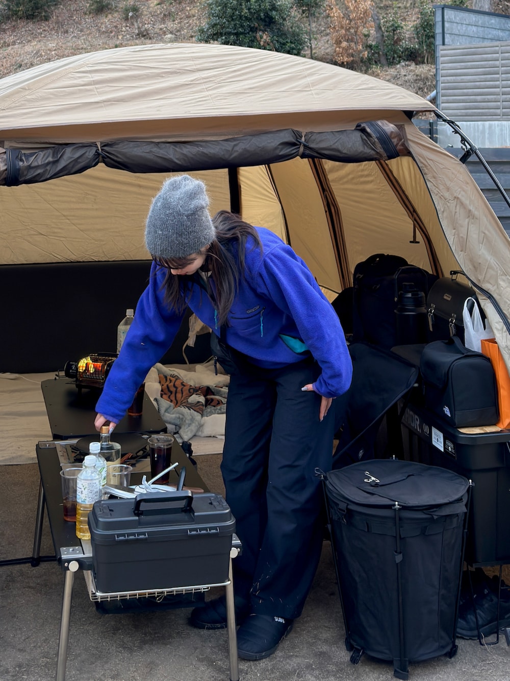 パープル系のその他アウター、ブラック系のショルダーバッグ、ブラック系のサンダルを着用したレディースの冬コーディネートの2枚目の写真