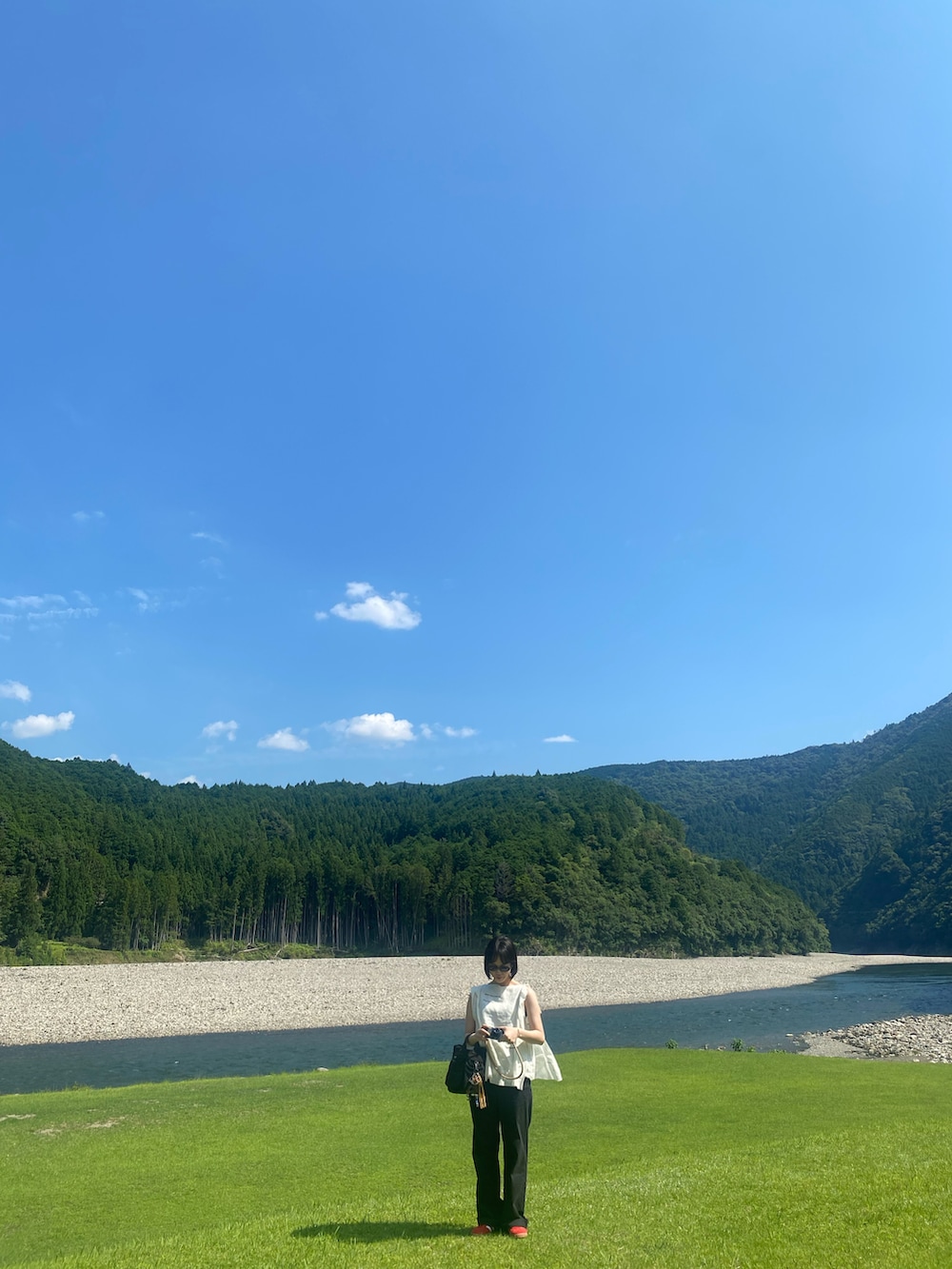 「夏ファッション、baserange、オトナカワイイ、休日スタイル、おでかけコーデ、今日のコーデ、パンツスタイル、スニーカーコーデ、gazelle、赤、ナチュラル、メンズライク、休日コーデ、アウトドアスタイル、おしゃれさんと繋がりたい」｜「BASERANGEの布３枚を気分で変えれます（キャミソール、ホワイト系）」を使った、優さん（レディース・160cm）の夏コーディネートの3枚目の写真