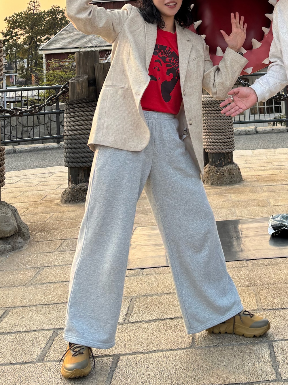 「最近のいい感じコーデ、リラックススタイル、プチプラ、大人カジュアル、ラクチンコーデ、プリントT、ユニクロ、スウエットパンツ、ジャケット、スニーカー、オークリー、古着MIX、春コーデ、USJ」｜「UNIQLOのアイテム（スウェットパンツ、グレー系）」を使った、優さん（レディース・160cm）の春コーディネートの3枚目の写真